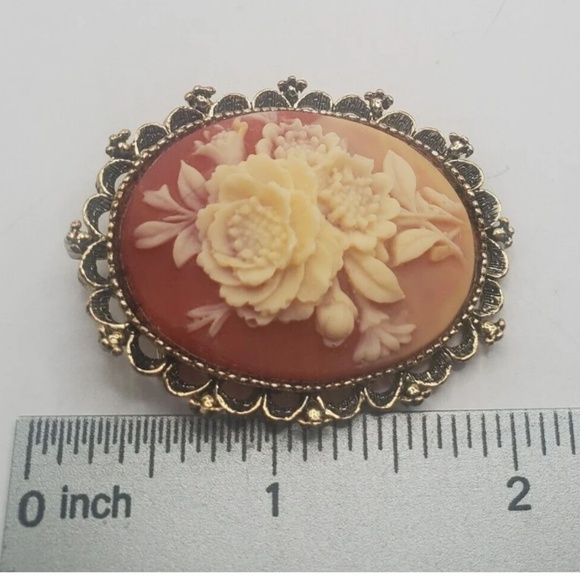 Vintage Rose Cameo Brooch by Gerry’s Jewelry Company - Picture 9 of 10